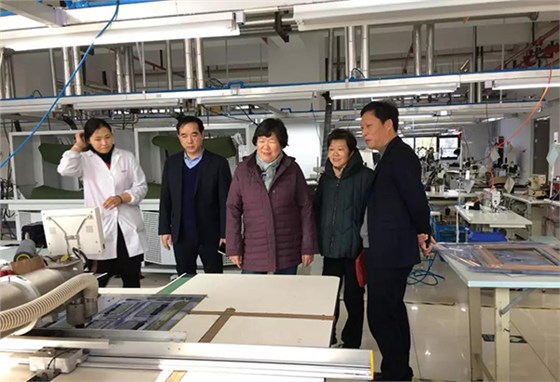 虎豹集團沙增斌副總經理陪同謝會長、郁會長參觀工廠